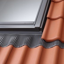 VELUX® Einzel-Eindeckrahmen "welliges Dachmaterial" inklusive Unterdachschürze